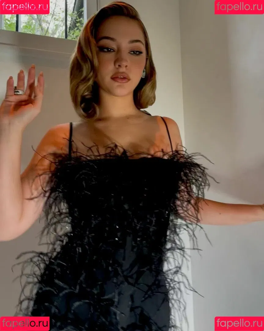 Madelyn Cline Onlyfans Photo Gallery 