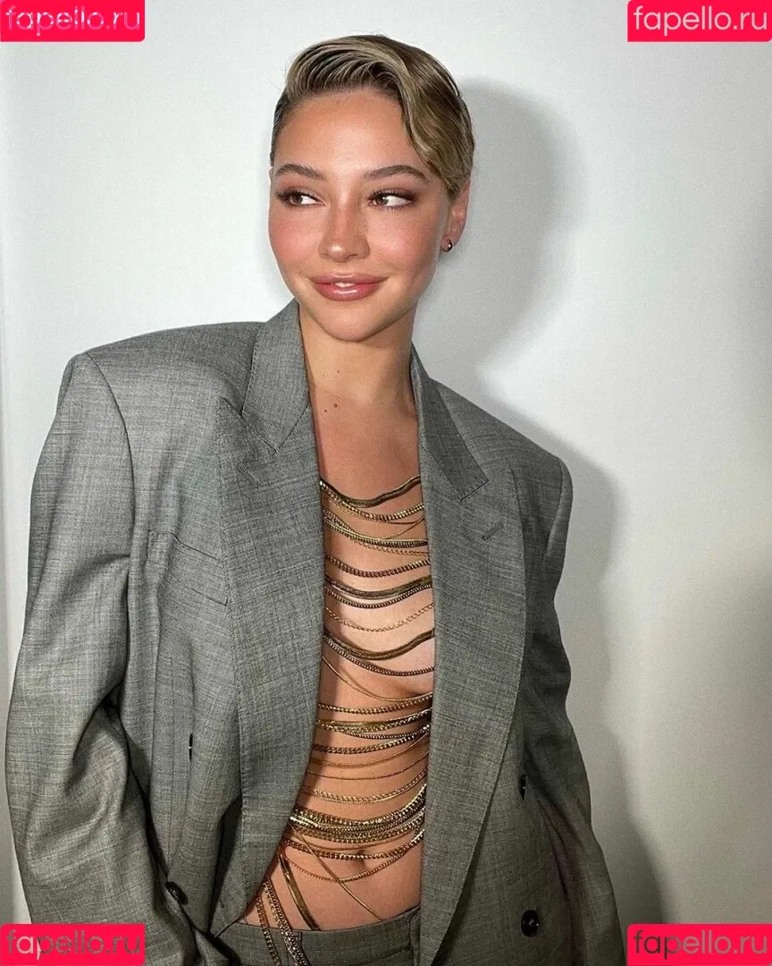 Madelyn Cline Onlyfans Photo Gallery 