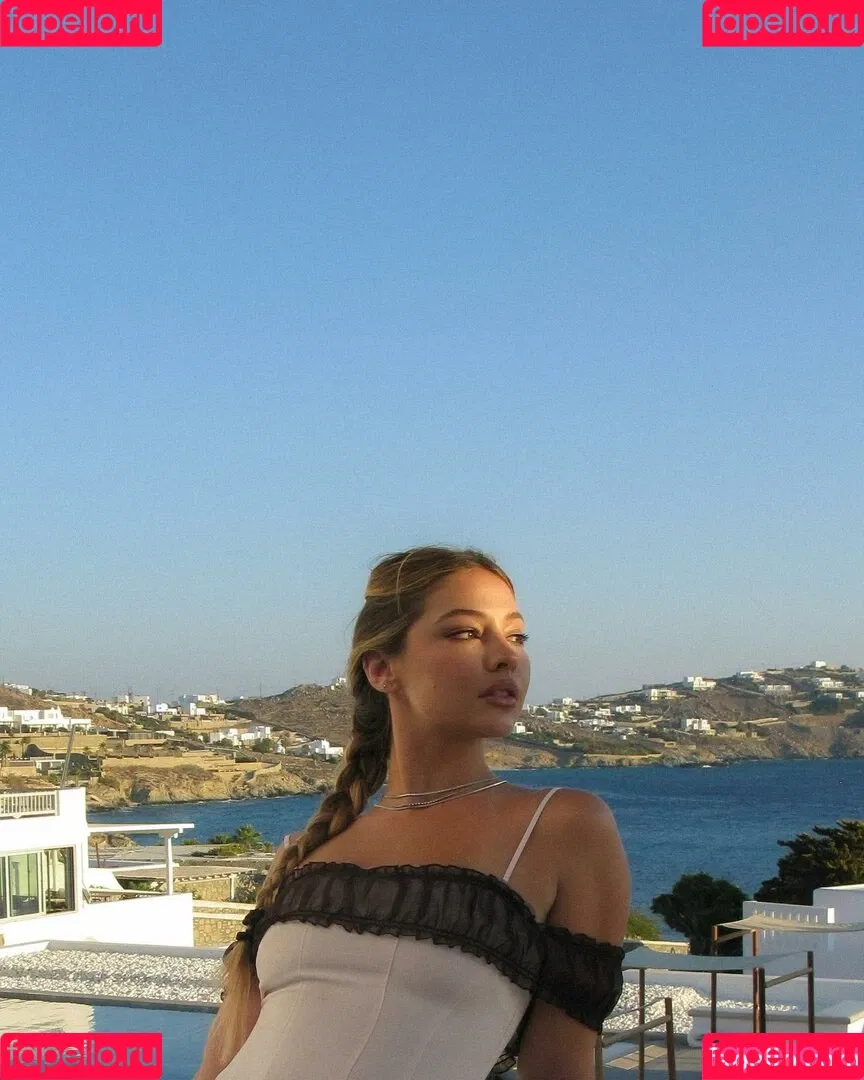 Madelyn Cline Onlyfans Photo Gallery 
