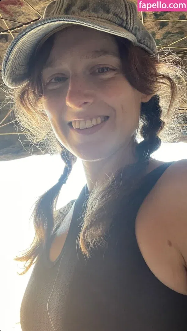 saralivescasually Onlyfans Photo Gallery 