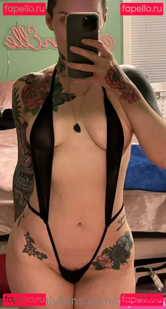 OftenElle Onlyfans Photo Gallery 