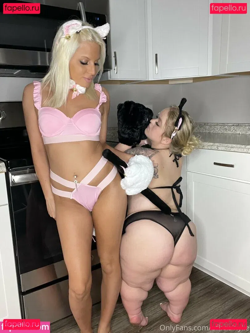 officialkylie Onlyfans Photo Gallery 