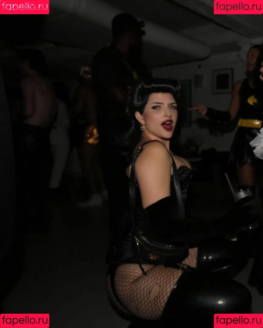 Mae Muller Onlyfans Photo Gallery 