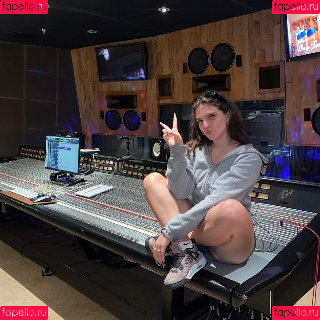 Mae Muller Onlyfans Photo Gallery 