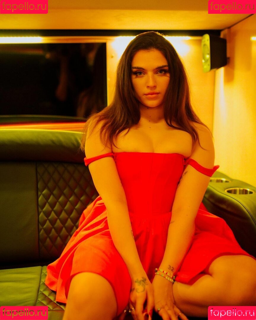 Mae Muller Onlyfans Photo Gallery 