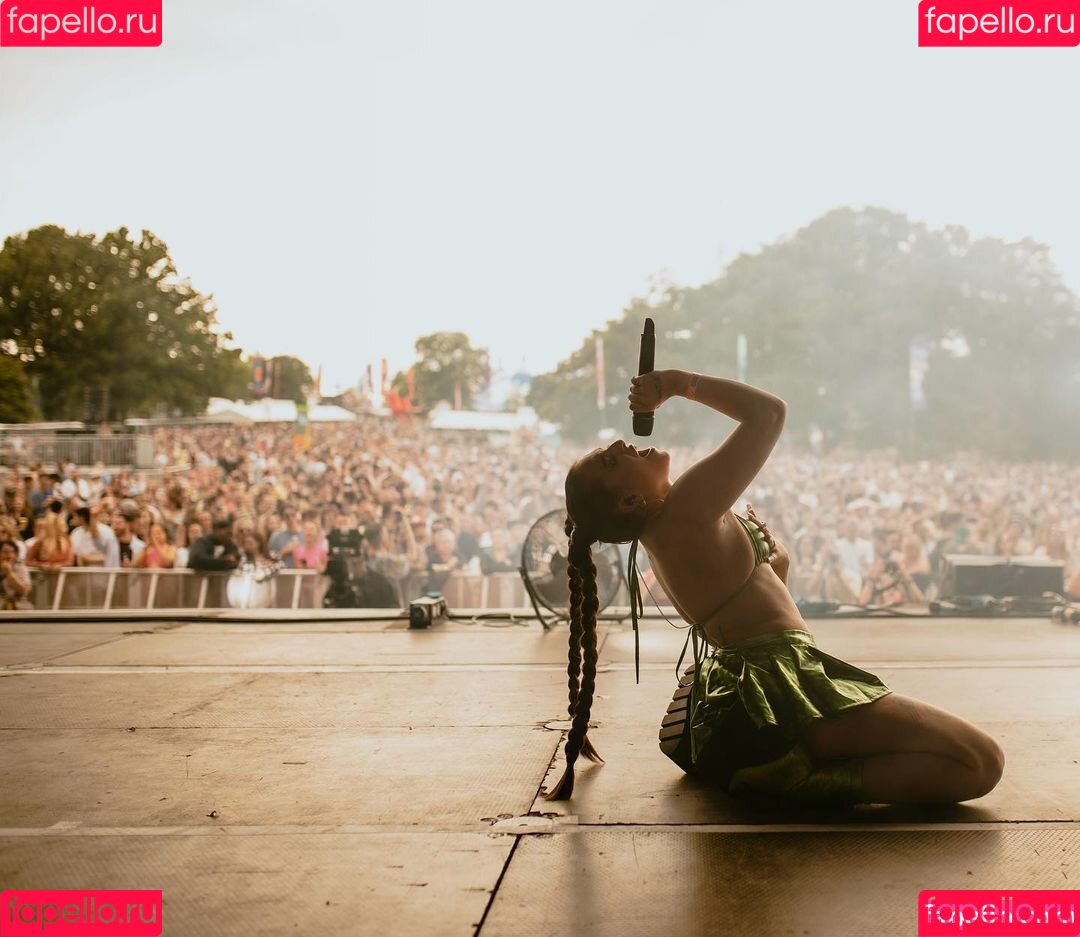 Mae Muller Onlyfans Photo Gallery 