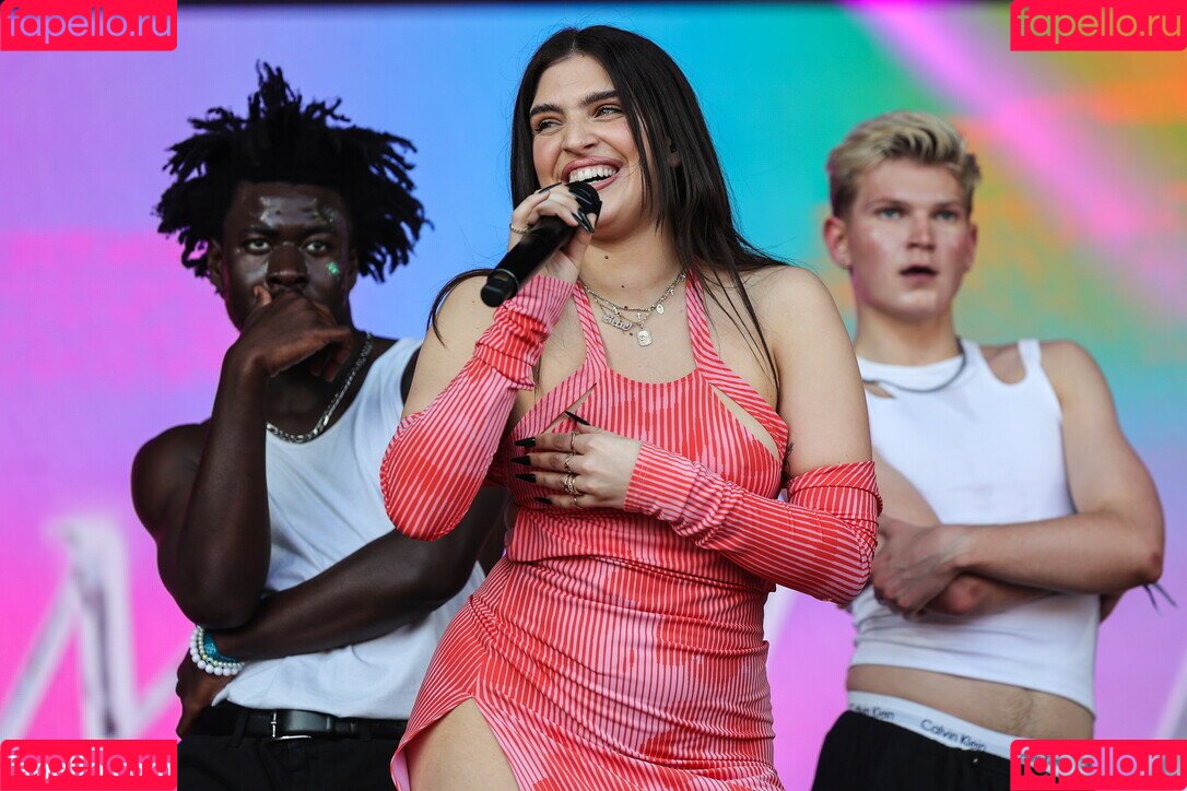 Mae Muller Onlyfans Photo Gallery 