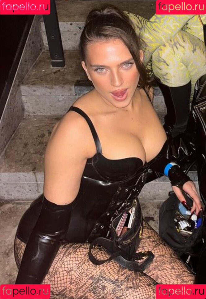 Mae Muller Onlyfans Photo Gallery 