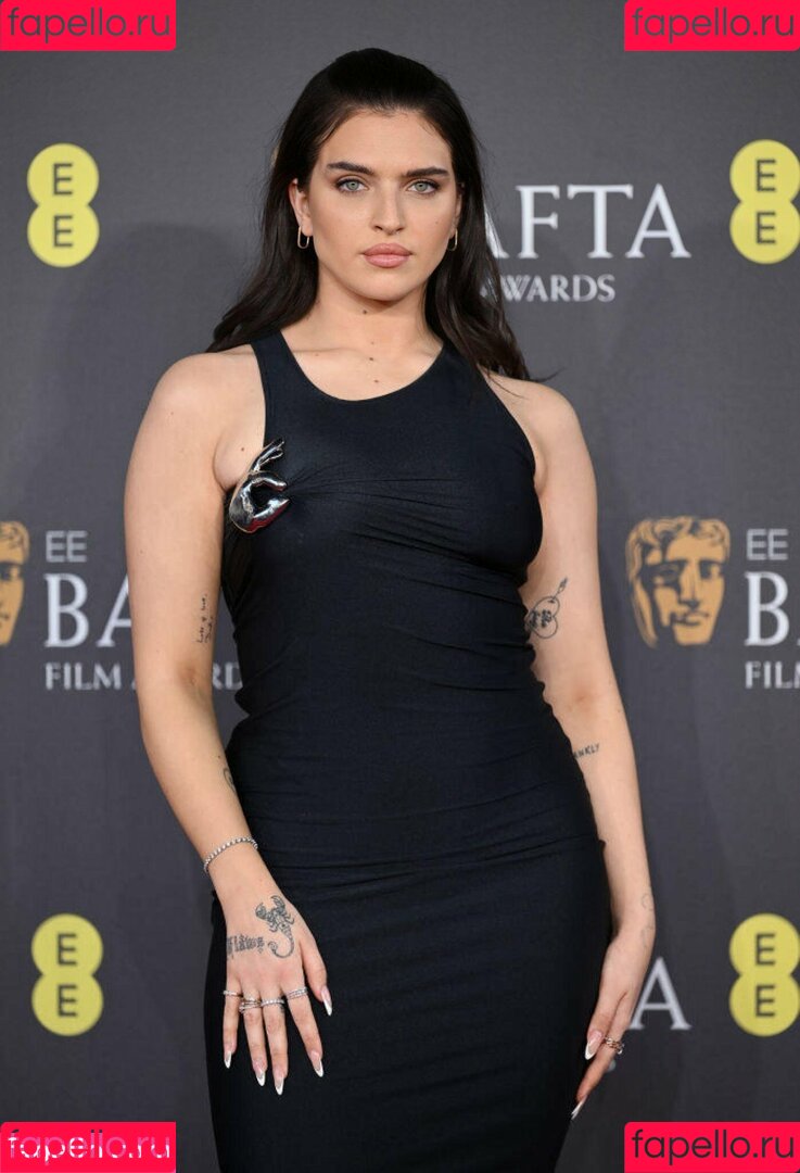 Mae Muller Onlyfans Photo Gallery 