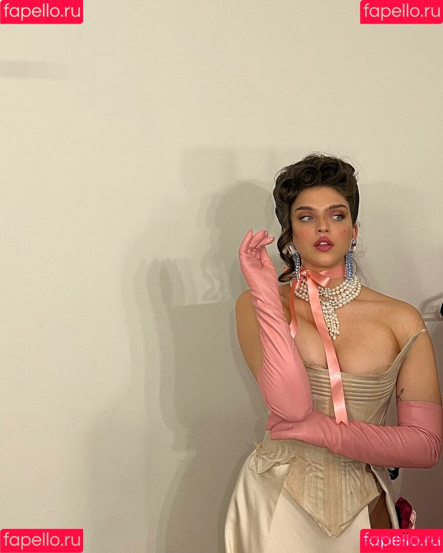 Mae Muller Onlyfans Photo Gallery 