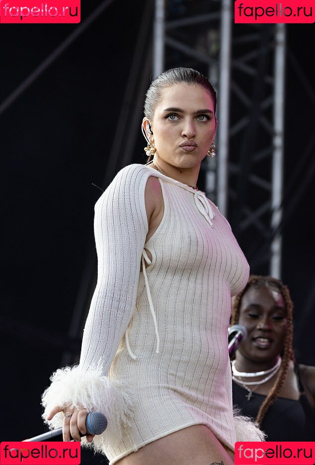 Mae Muller Onlyfans Photo Gallery 