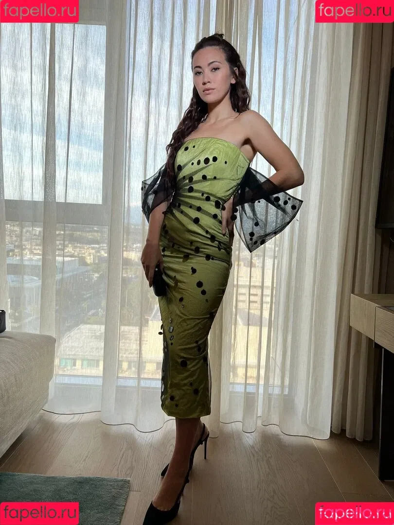 Jessica Yu Li Henwick Onlyfans Photo Gallery 