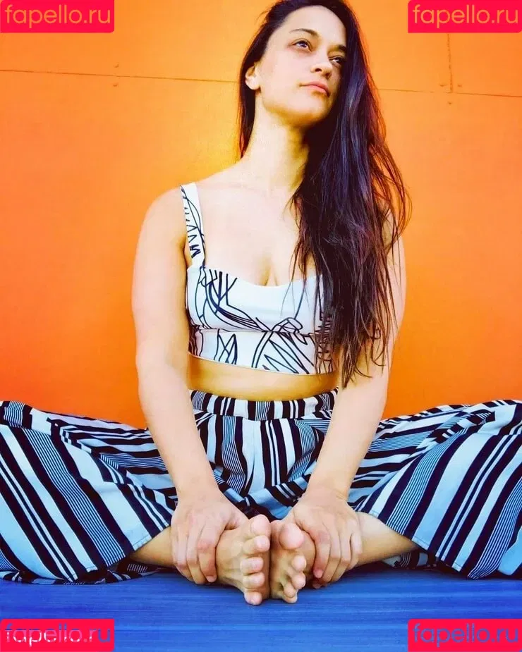 Sara Tomko Onlyfans Photo Gallery 
