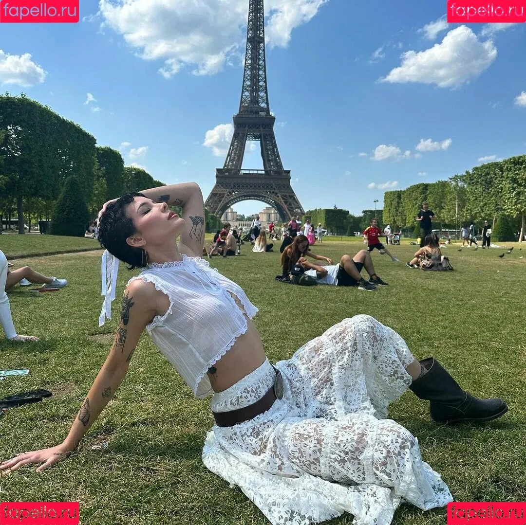 Halsey Onlyfans Photo Gallery 