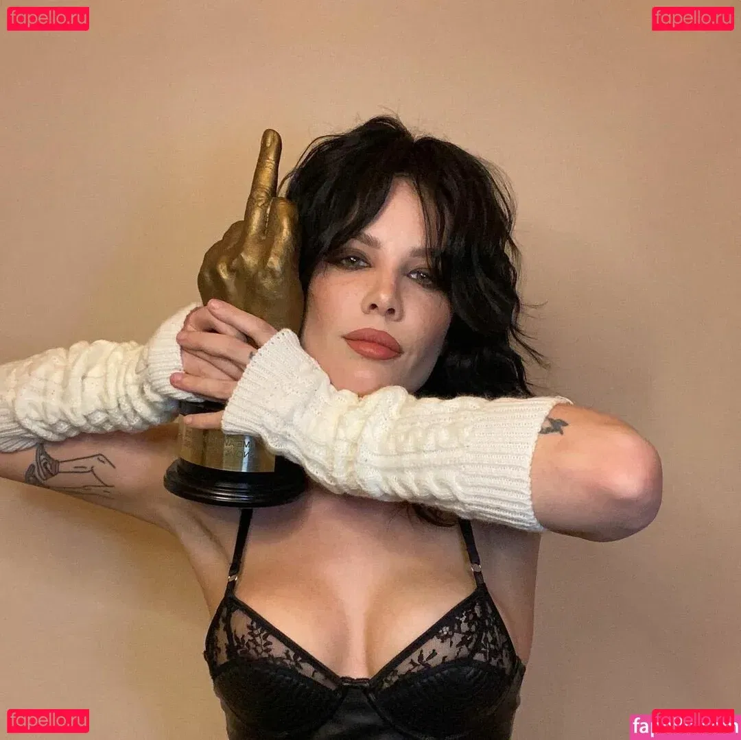 Halsey Onlyfans Photo Gallery 
