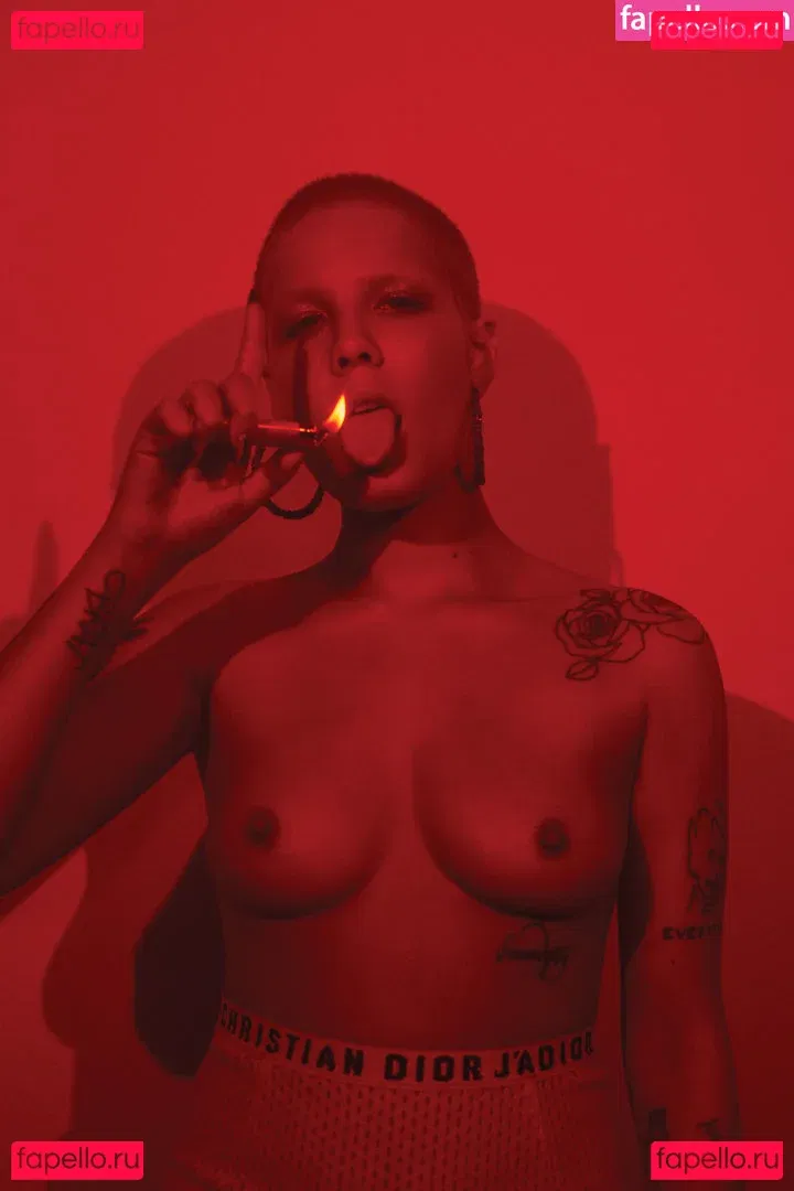 Halsey Onlyfans Photo Gallery 