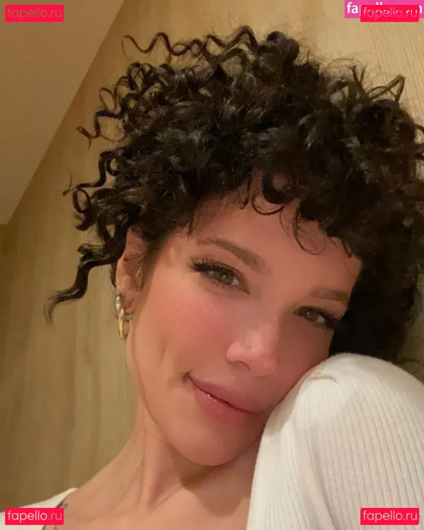 Halsey Onlyfans Photo Gallery 