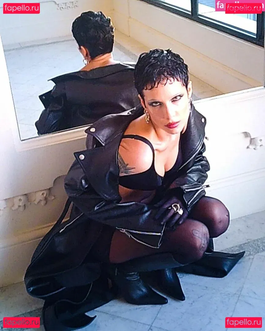 Halsey Onlyfans Photo Gallery 