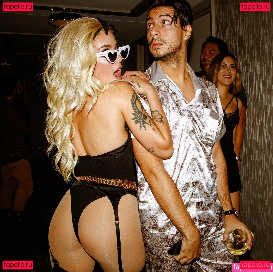 Halsey Onlyfans Photo Gallery 