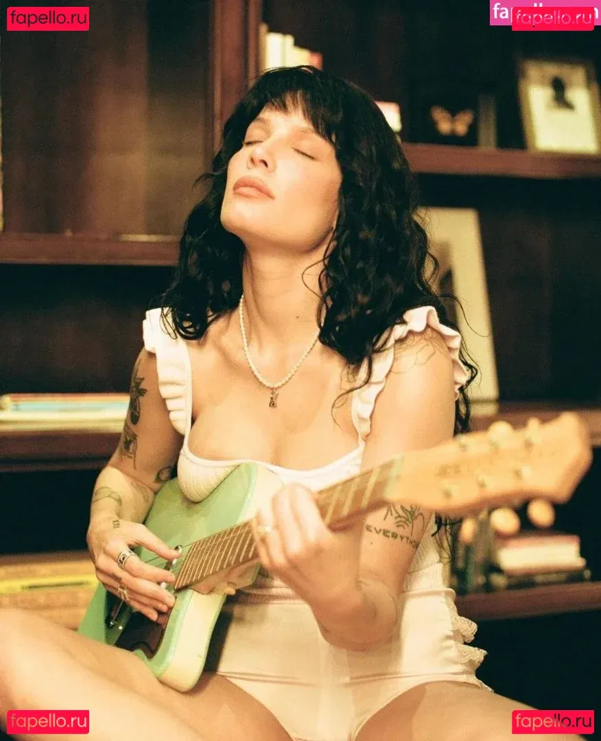 Halsey Onlyfans Photo Gallery 