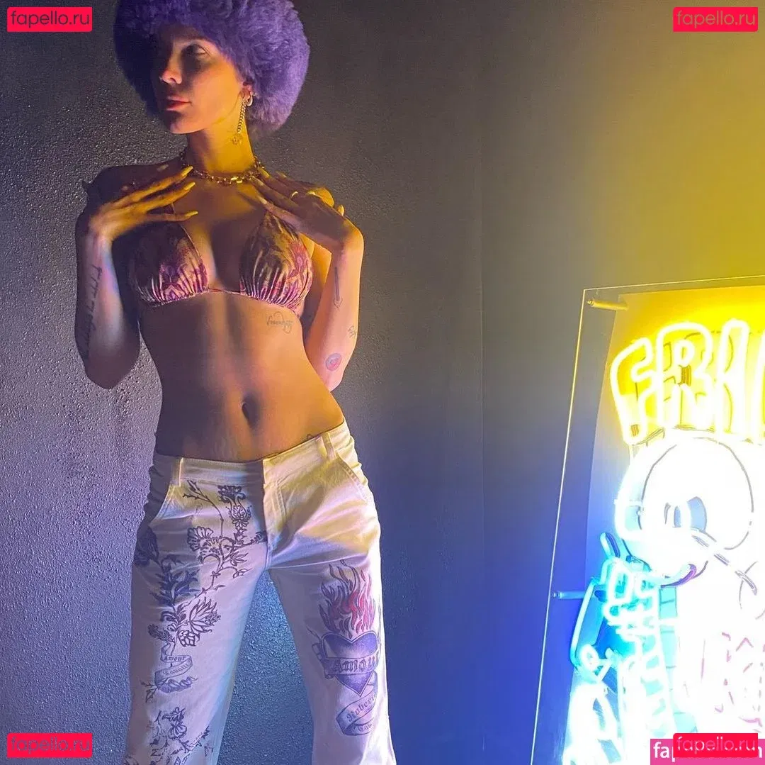 Halsey Onlyfans Photo Gallery 