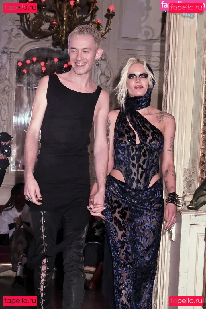 Halsey Onlyfans Photo Gallery 