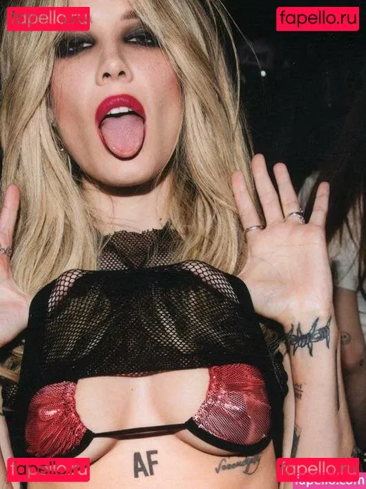 Halsey Onlyfans Photo Gallery 