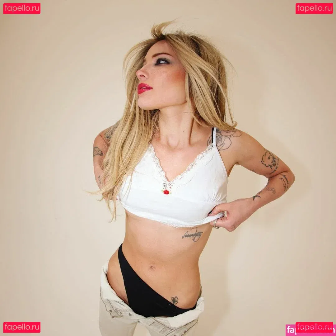 Halsey Onlyfans Photo Gallery 