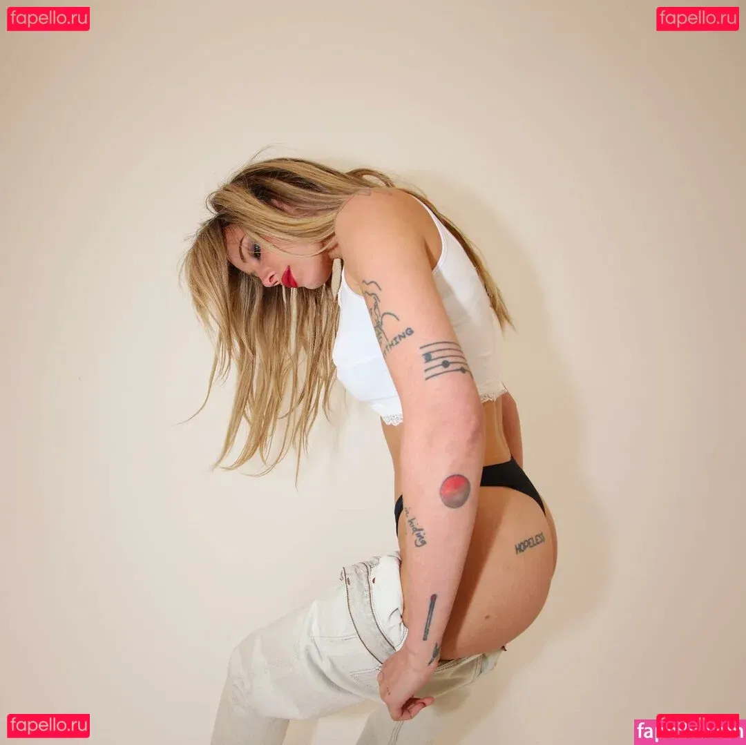 Halsey Onlyfans Photo Gallery 