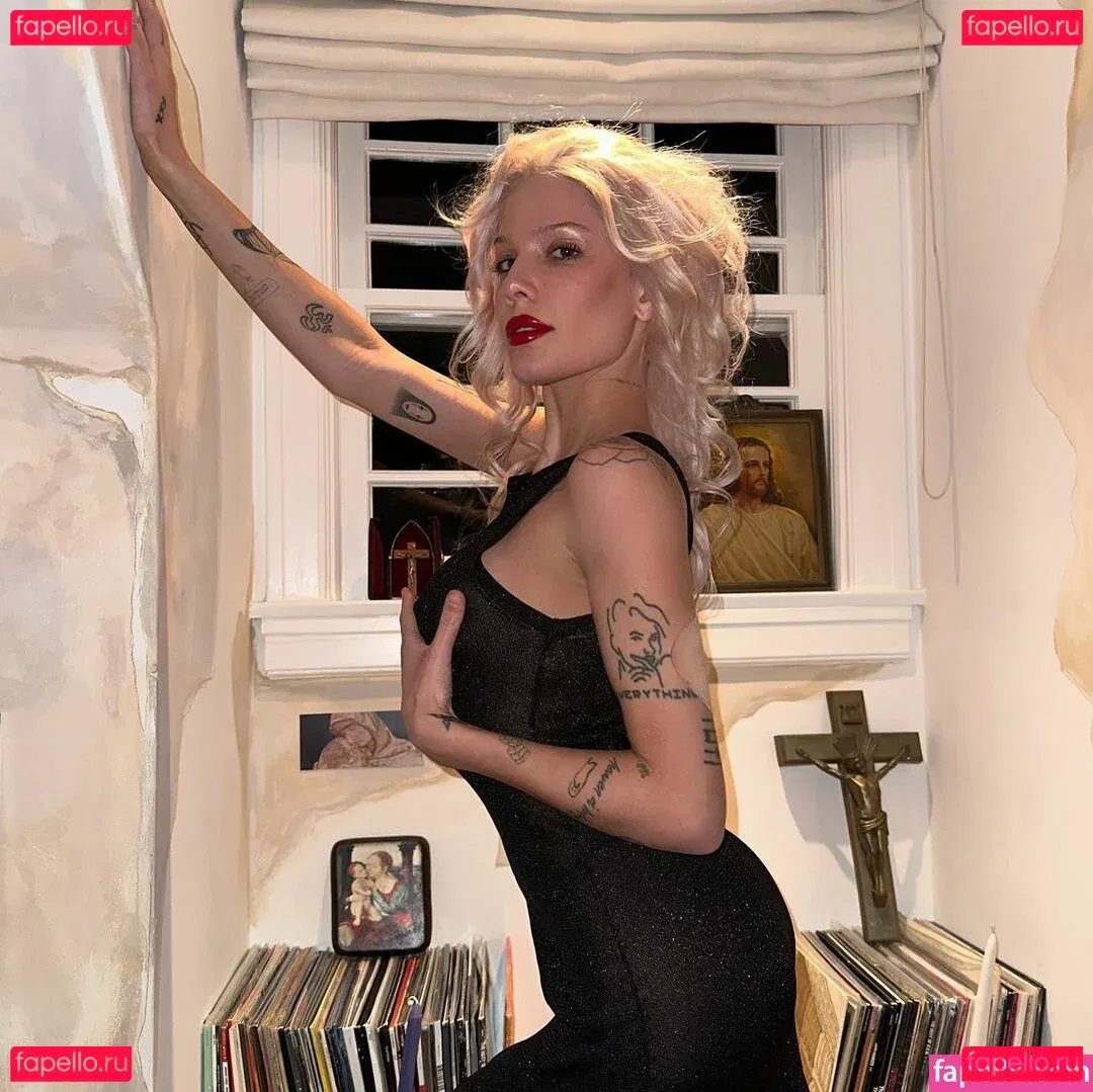 Halsey Onlyfans Photo Gallery 