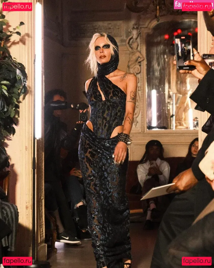 Halsey Onlyfans Photo Gallery 