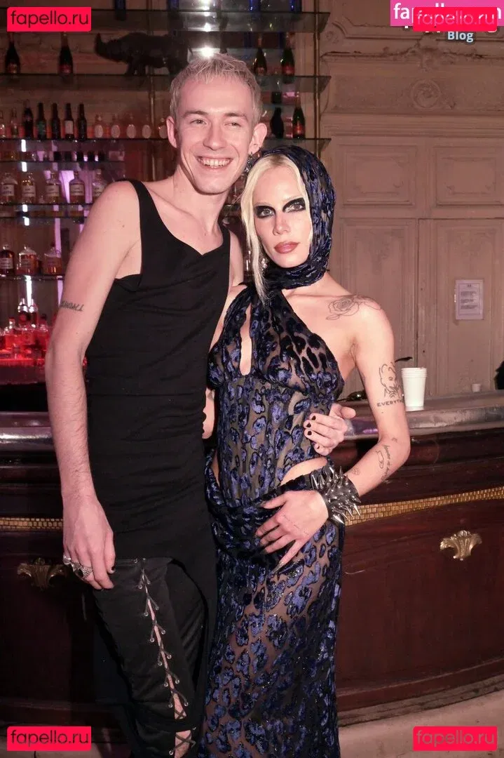 Halsey Onlyfans Photo Gallery 