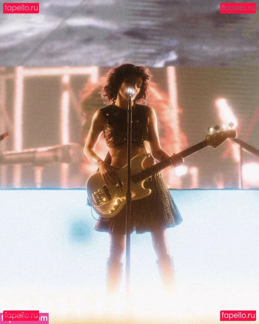 Halsey Onlyfans Photo Gallery 