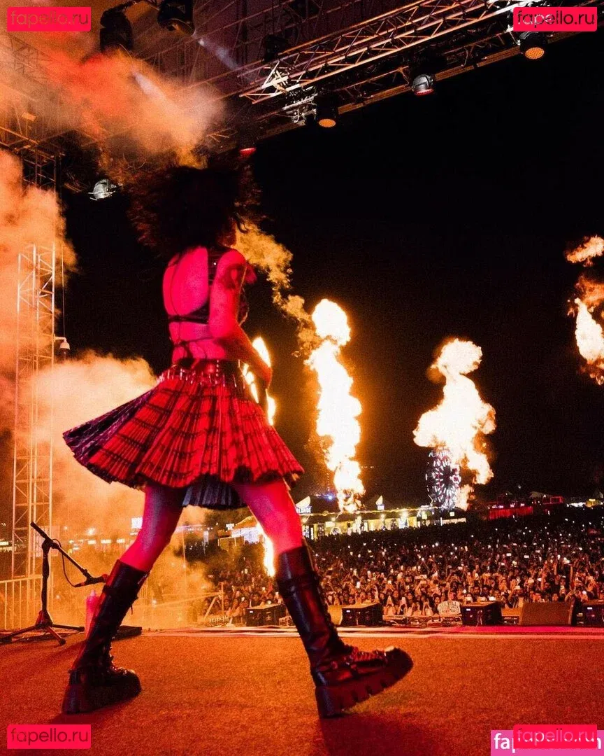 Halsey Onlyfans Photo Gallery 