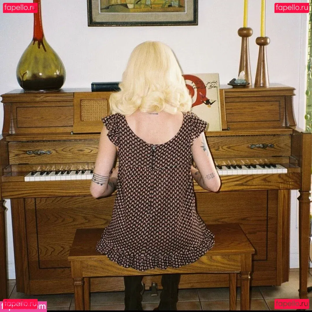 Halsey Onlyfans Photo Gallery 