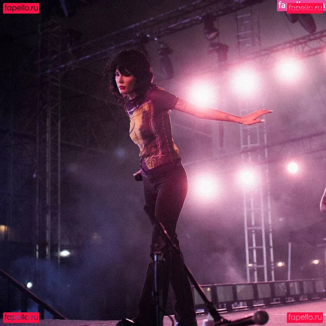Halsey Onlyfans Photo Gallery 