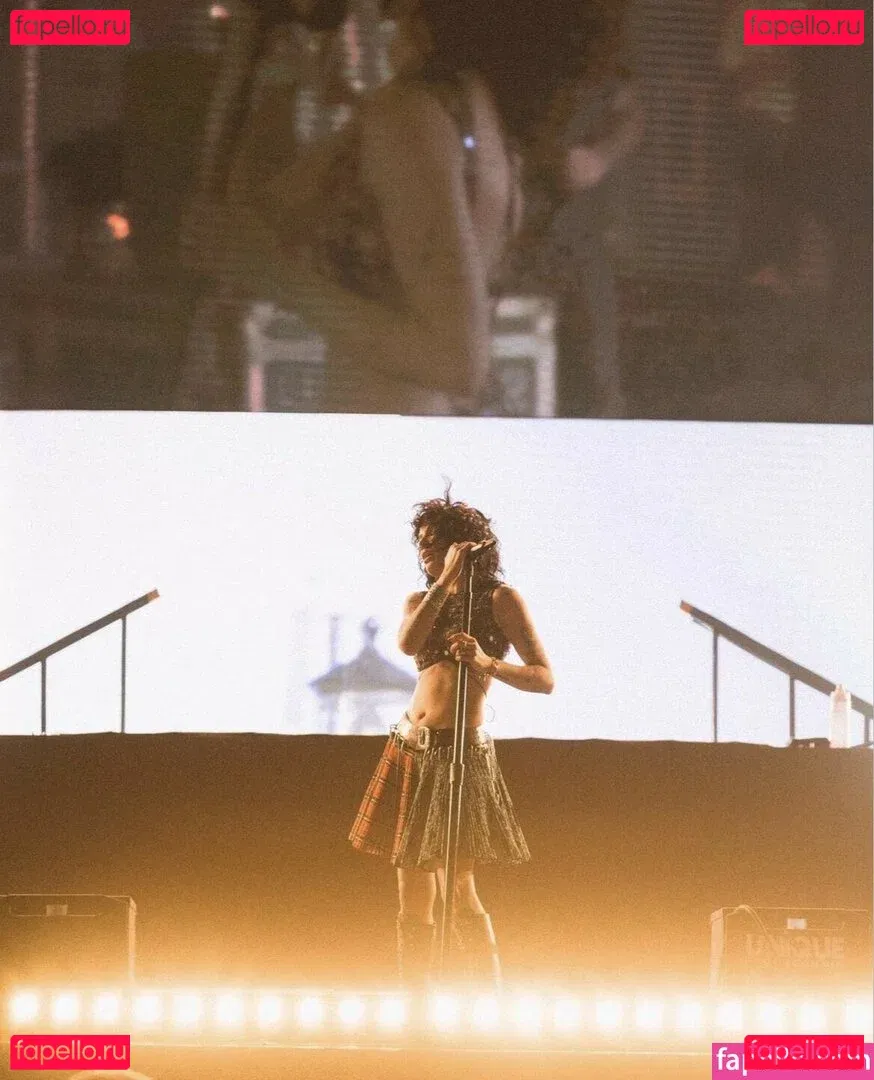 Halsey Onlyfans Photo Gallery 