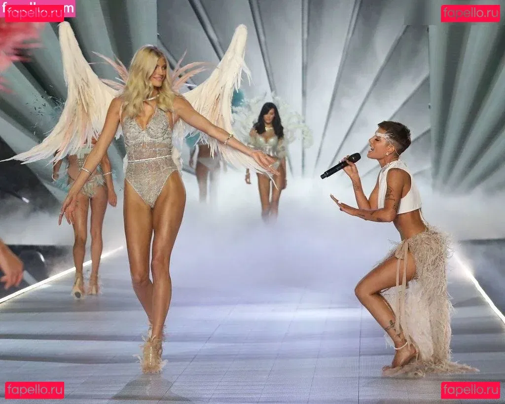 Halsey Onlyfans Photo Gallery 