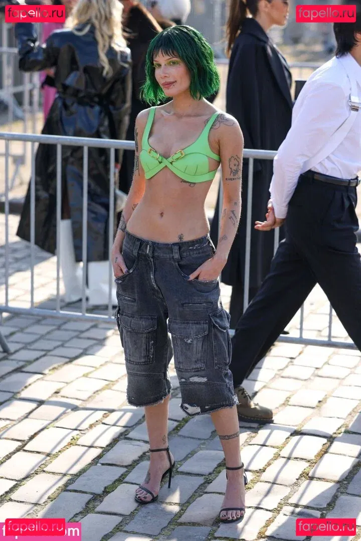 Halsey Onlyfans Photo Gallery 