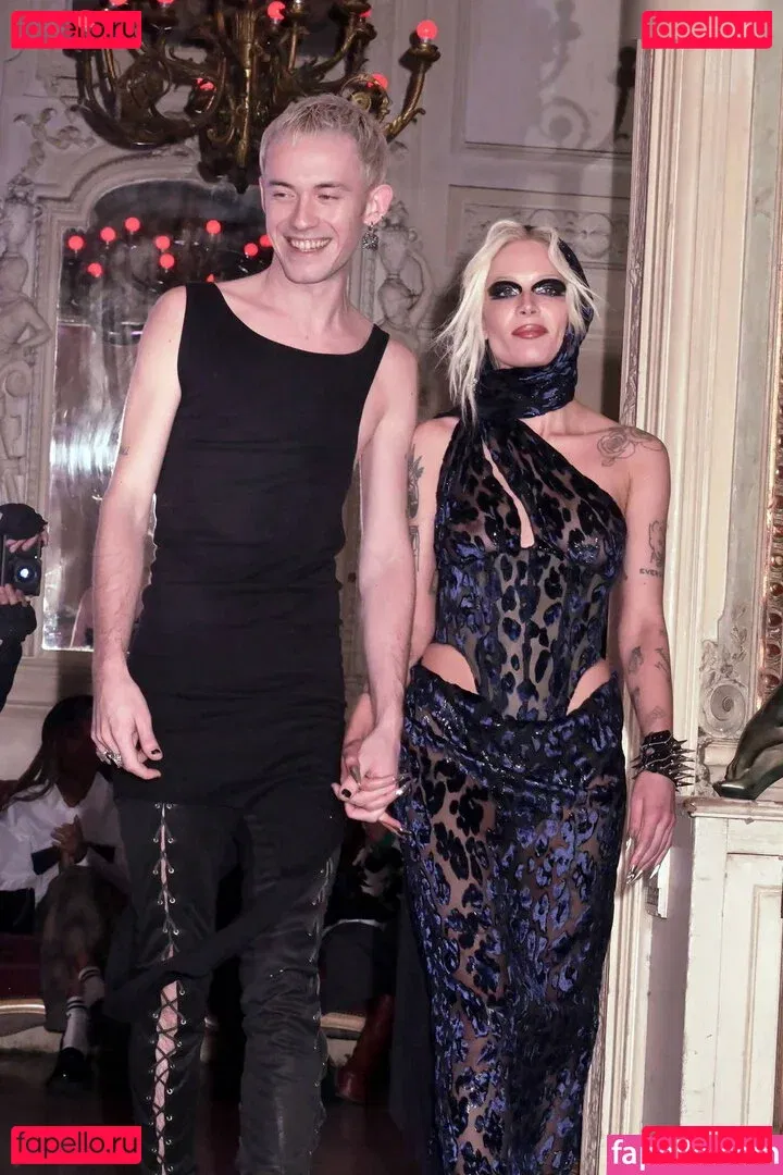 Halsey Onlyfans Photo Gallery 