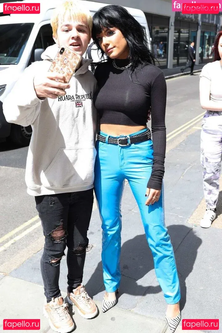 Halsey Onlyfans Photo Gallery 