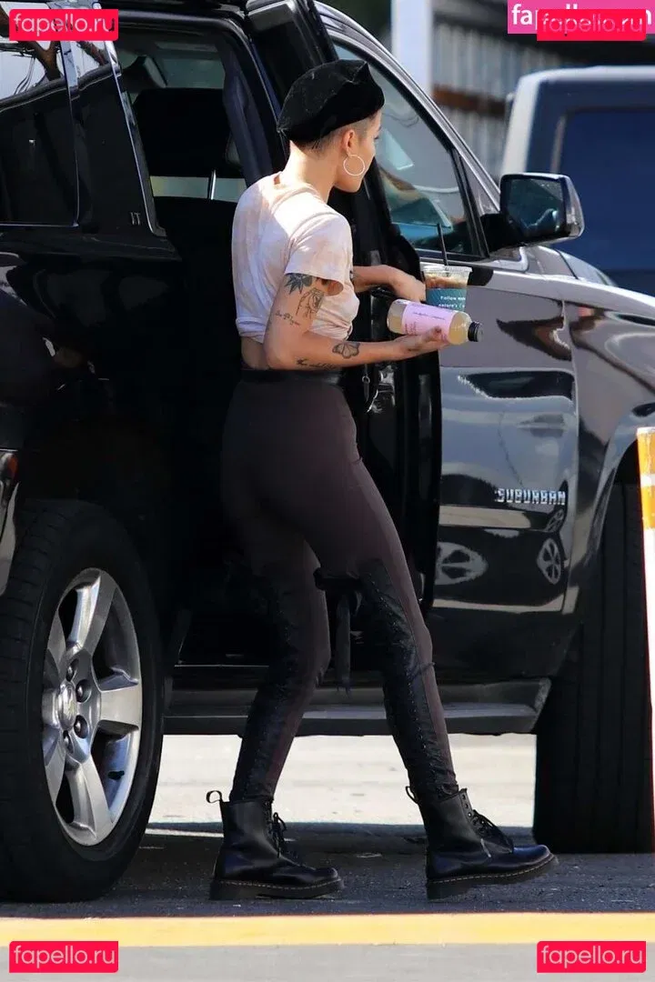 Halsey Onlyfans Photo Gallery 