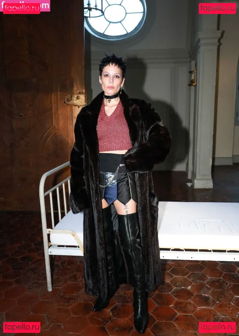 Halsey Onlyfans Photo Gallery 