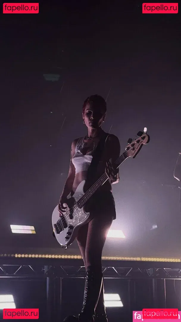 Halsey Onlyfans Photo Gallery 