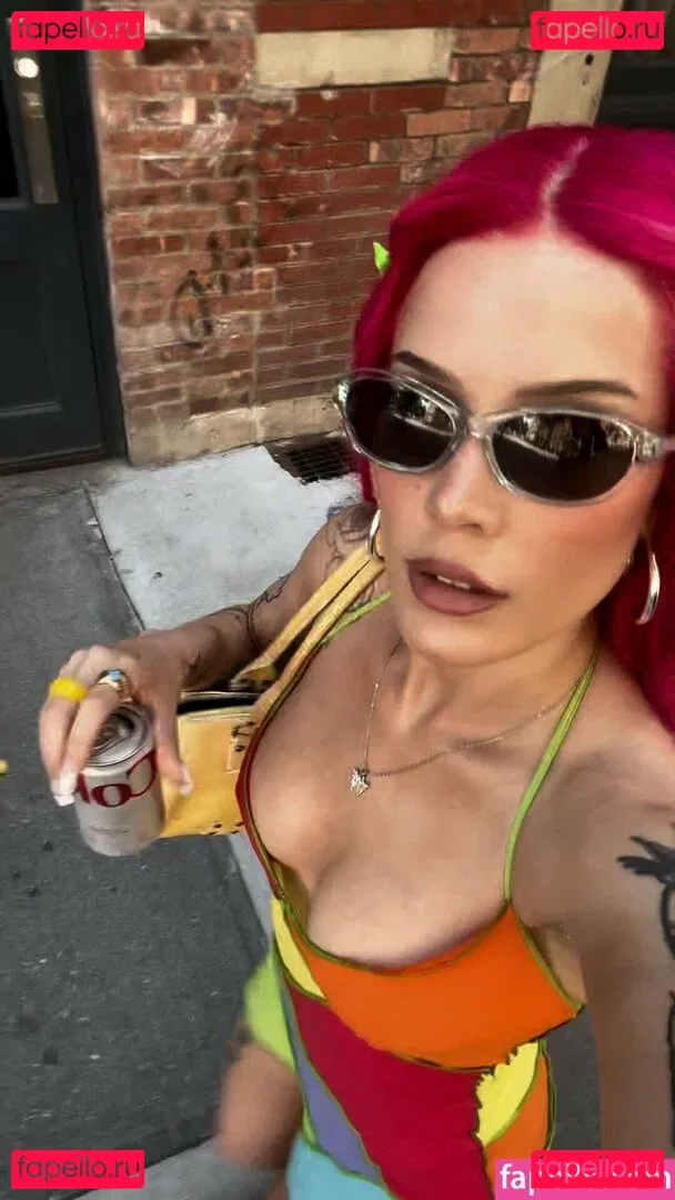 Halsey Onlyfans Photo Gallery 