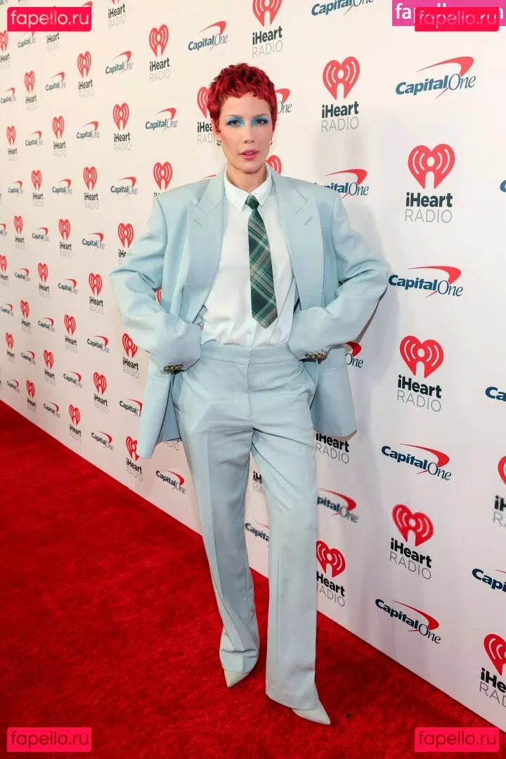 Halsey Onlyfans Photo Gallery 