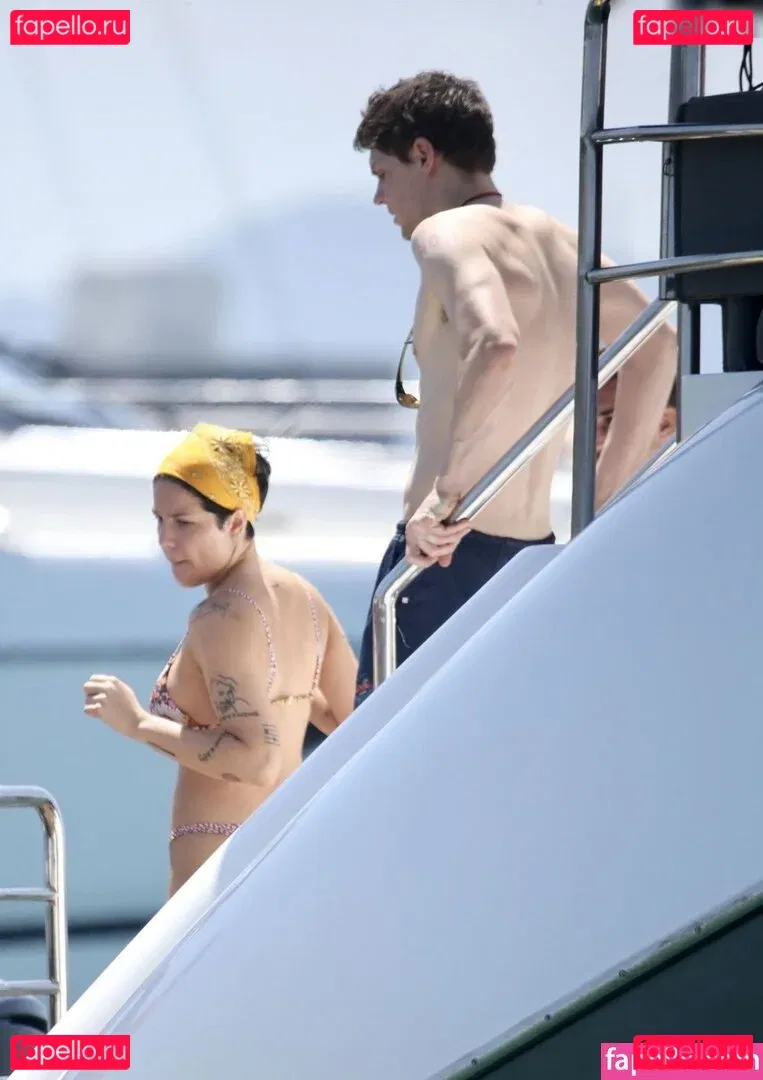 Halsey Onlyfans Photo Gallery 