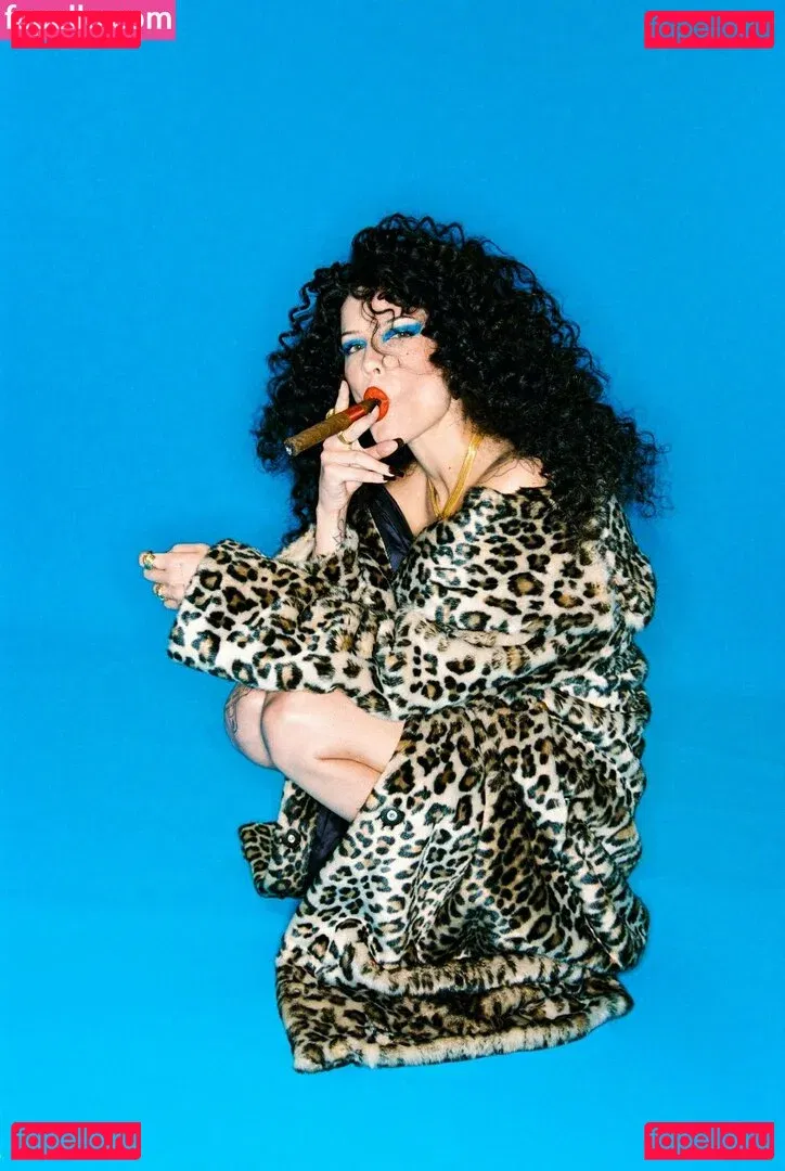 Halsey Onlyfans Photo Gallery 