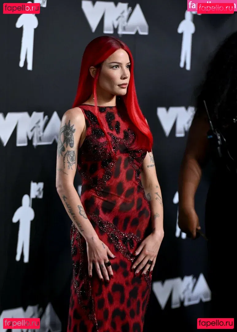 Halsey Onlyfans Photo Gallery 