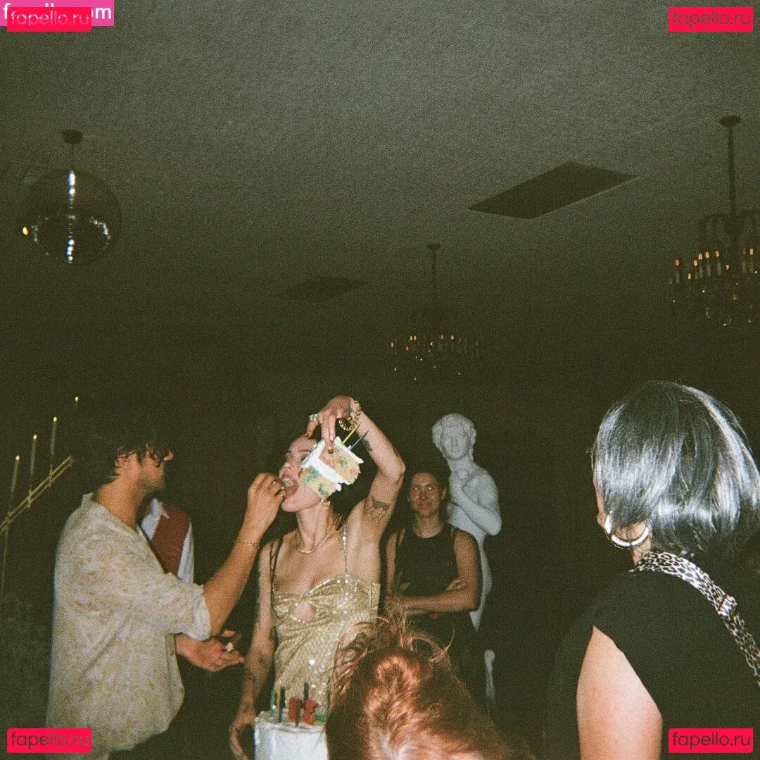 Halsey Onlyfans Photo Gallery 